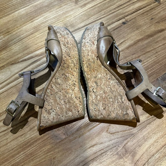 Jimmy Choo Women’s Pilar T-strap Leather Cork Wedge Tan Leather Platform - Picture 7 of 13